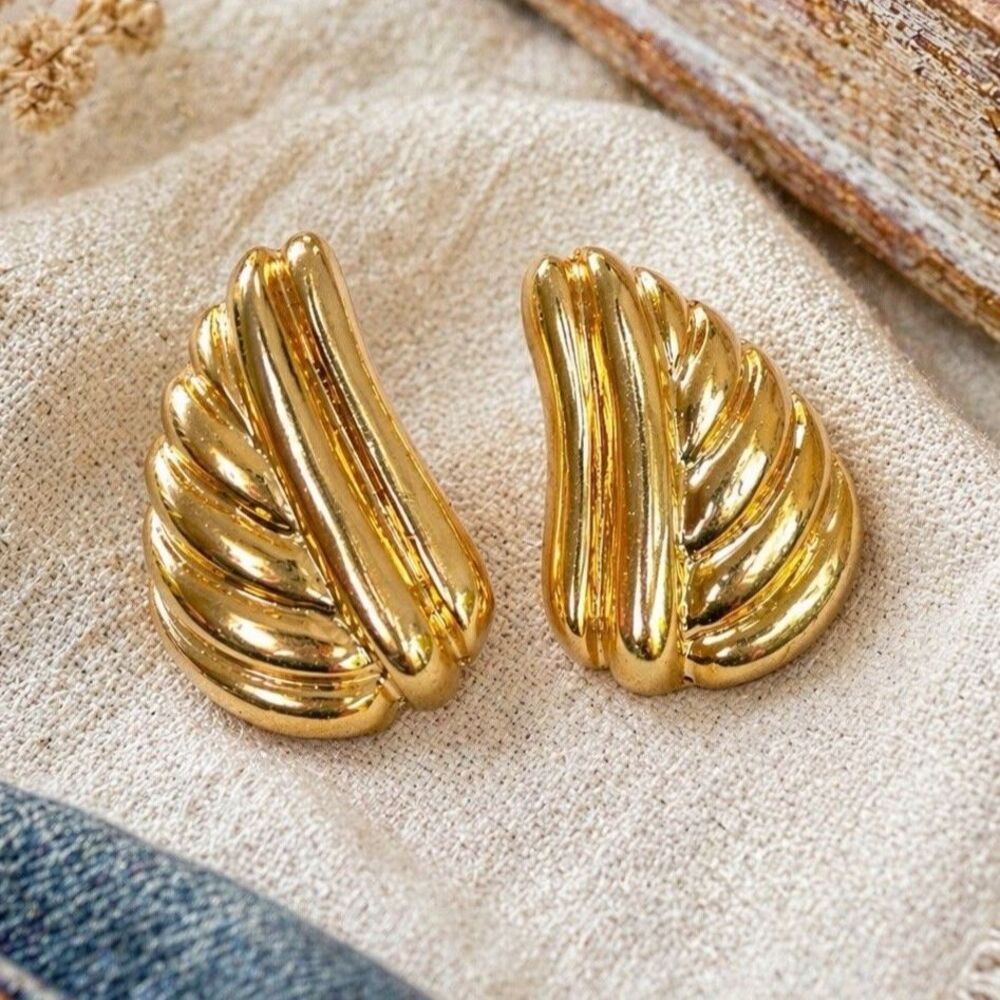 Vintage 1980’s Gold Tone Ribbed Shell Earrings Chunky Sculptural Statement